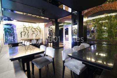 Assiettes individuelles de poisson sur sauce rouge, garnies de coriandre et de croûtons, servies sur un plateau.