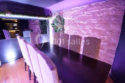 Assiettes individuelles de poisson sur sauce rouge, garnies de coriandre et de croûtons, servies sur un plateau.