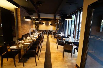 Assiettes individuelles de poisson sur sauce rouge, garnies de coriandre et de croûtons, servies sur un plateau.