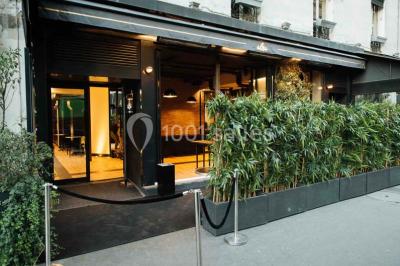 Assiettes individuelles de poisson sur sauce rouge, garnies de coriandre et de croûtons, servies sur un plateau.