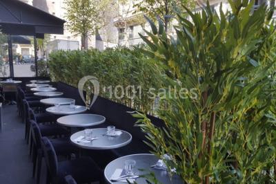 Assiettes individuelles de poisson sur sauce rouge, garnies de coriandre et de croûtons, servies sur un plateau.