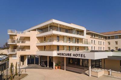Façade d'un hôtel moderne à plusieurs étages avec balcons, entrée principale et enseigne ’Mercure Hotel’.