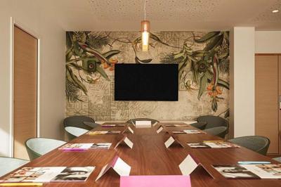 Façade d'un hôtel moderne à plusieurs étages avec balcons, entrée principale et enseigne ’Mercure Hotel’.