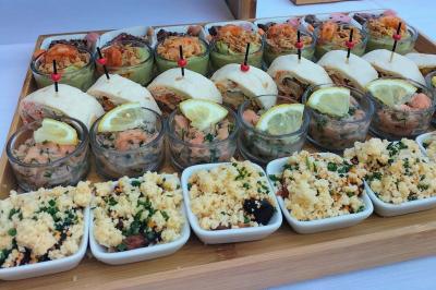 Façade d'un hôtel moderne à plusieurs étages avec balcons, entrée principale et enseigne ’Mercure Hotel’.