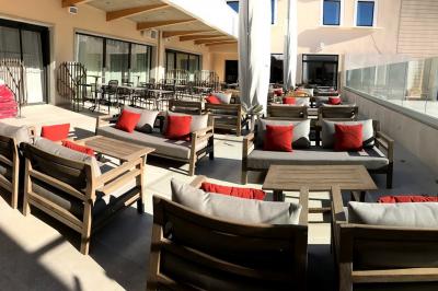 Façade d'un hôtel moderne à plusieurs étages avec balcons, entrée principale et enseigne ’Mercure Hotel’.