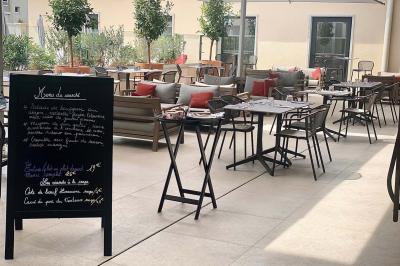 Façade d'un hôtel moderne à plusieurs étages avec balcons, entrée principale et enseigne ’Mercure Hotel’.