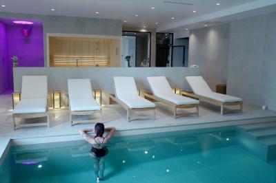 Façade d'un hôtel moderne à plusieurs étages avec balcons, entrée principale et enseigne ’Mercure Hotel’.