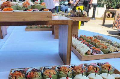 Façade d'un hôtel moderne à plusieurs étages avec balcons, entrée principale et enseigne ’Mercure Hotel’.