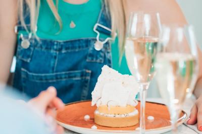 Façade d'un hôtel moderne à plusieurs étages avec balcons, entrée principale et enseigne ’Mercure Hotel’.