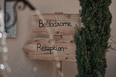 Façade d'un hôtel moderne à plusieurs étages avec balcons, entrée principale et enseigne ’Mercure Hotel’.