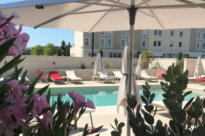 Façade d'un hôtel moderne à plusieurs étages avec balcons, entrée principale et enseigne ’Mercure Hotel’.