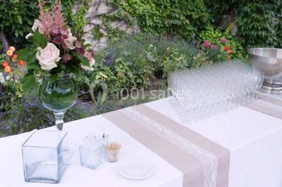 Plateau de canapés variés avec charcuterie, fromage, légumes et garnitures, présenté sur une table blanche.