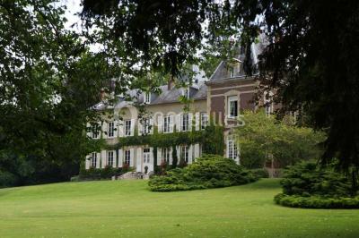 Plateau de canapés variés avec charcuterie, fromage, légumes et garnitures, présenté sur une table blanche.