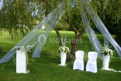 Plateau de canapés variés avec charcuterie, fromage, légumes et garnitures, présenté sur une table blanche.