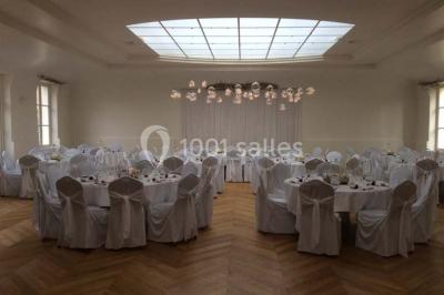 Plateau de canapés variés avec charcuterie, fromage, légumes et garnitures, présenté sur une table blanche.