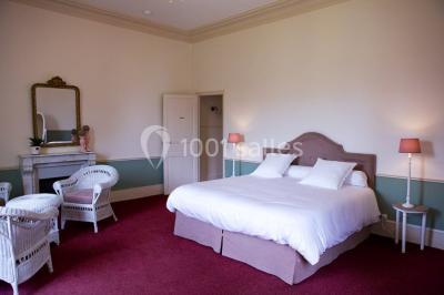 Plateau de canapés variés avec charcuterie, fromage, légumes et garnitures, présenté sur une table blanche.