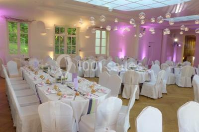 Plateau de canapés variés avec charcuterie, fromage, légumes et garnitures, présenté sur une table blanche.