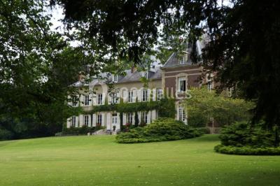 Plateau de canapés variés avec charcuterie, fromage, légumes et garnitures, présenté sur une table blanche.