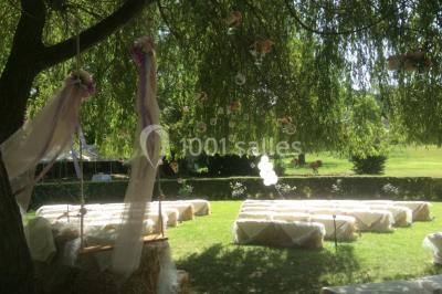 Plateau de canapés variés avec charcuterie, fromage, légumes et garnitures, présenté sur une table blanche.