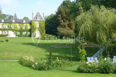Plateau de canapés variés avec charcuterie, fromage, légumes et garnitures, présenté sur une table blanche.