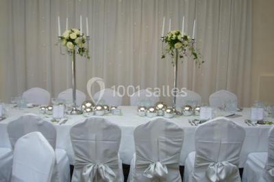 Plateau de canapés variés avec charcuterie, fromage, légumes et garnitures, présenté sur une table blanche.