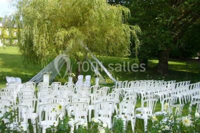 Plateau de canapés variés avec charcuterie, fromage, légumes et garnitures, présenté sur une table blanche.