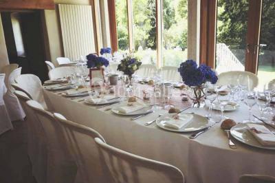 Miniature Location salle Audierne (Finistère) - Manoir de Menez Bras #5 Lit double avec couvre-lit rouge à motifs, encadré par deux tables de chevet, éclairé par des appliques murales.