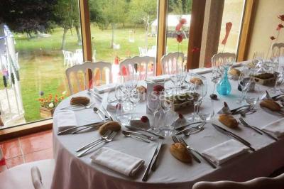 Miniature Location salle Audierne (Finistère) - Manoir de Menez Bras #7 Lit double avec couvre-lit rouge à motifs, encadré par deux tables de chevet, éclairé par des appliques murales.