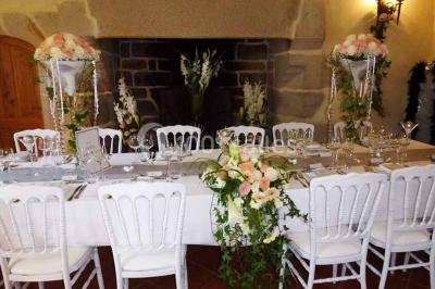 Miniature Location salle Audierne (Finistère) - Manoir de Menez Bras #11 Lit double avec couvre-lit rouge à motifs, encadré par deux tables de chevet, éclairé par des appliques murales.