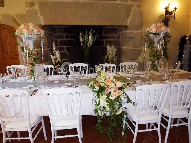 Location salle Audierne (Finistère) - Manoir de Menez Bras #11 Table décorée pour un événement, avec nappes blanches, chaises assorties et compositions florales élégantes.