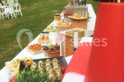 Miniature Location salle Audierne (Finistère) - Manoir de Menez Bras #20 Lit double avec couvre-lit rouge à motifs, encadré par deux tables de chevet, éclairé par des appliques murales.