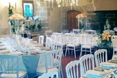 Miniature Location salle Audierne (Finistère) - Manoir de Menez Bras #8 Lit double avec couvre-lit rouge à motifs, encadré par deux tables de chevet, éclairé par des appliques murales.