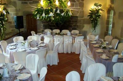 Miniature Location salle Audierne (Finistère) - Manoir de Menez Bras #10 Lit double avec couvre-lit rouge à motifs, encadré par deux tables de chevet, éclairé par des appliques murales.