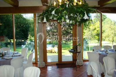 Miniature Location salle Audierne (Finistère) - Manoir de Menez Bras #12 Lit double avec couvre-lit rouge à motifs, encadré par deux tables de chevet, éclairé par des appliques murales.