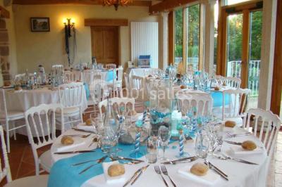 Miniature Location salle Audierne (Finistère) - Manoir de Menez Bras #13 Lit double avec couvre-lit rouge à motifs, encadré par deux tables de chevet, éclairé par des appliques murales.