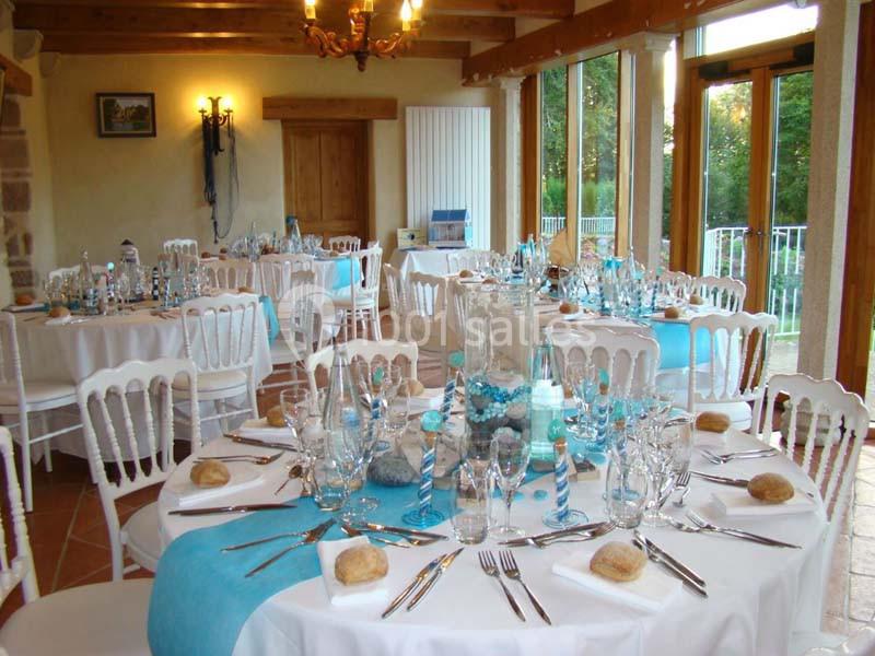 Location salle Audierne (Finistère) - Manoir de Menez Bras #13 Salle de réception lumineuse avec tables rondes décorées de nappes blanches et chemins de table bleus.