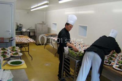 Miniature Location salle Audierne (Finistère) - Manoir de Menez Bras #16 Lit double avec couvre-lit rouge à motifs, encadré par deux tables de chevet, éclairé par des appliques murales.