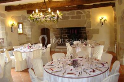 Miniature Location salle Audierne (Finistère) - Manoir de Menez Bras #14 Lit double avec couvre-lit rouge à motifs, encadré par deux tables de chevet, éclairé par des appliques murales.