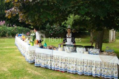 Miniature Location salle Audierne (Finistère) - Manoir de Menez Bras #21 Lit double avec couvre-lit rouge à motifs, encadré par deux tables de chevet, éclairé par des appliques murales.