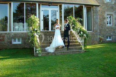 Miniature Location salle Audierne (Finistère) - Manoir de Menez Bras #19 Lit double avec couvre-lit rouge à motifs, encadré par deux tables de chevet, éclairé par des appliques murales.