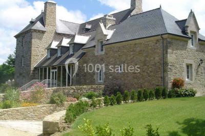 Miniature Location salle Audierne (Finistère) - Manoir de Menez Bras #2 Lit double avec couvre-lit rouge à motifs, encadré par deux tables de chevet, éclairé par des appliques murales.