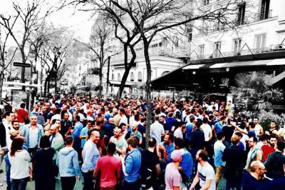 Escalier en marbre avec rampes en fer forgé, colonnes décoratives et lustres suspendus dans un intérieur ancien.