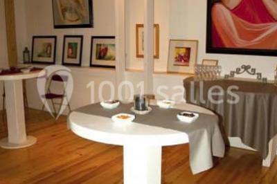 Terrasse en bois longeant un bâtiment en briques avec vue sur un jardin arboré sous un ciel bleu.