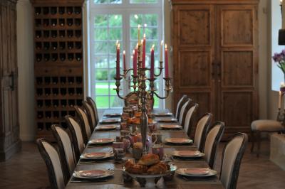 Deux jardinières sculptées sur un muret en pierre, entourées de végétation, avec une petite barrière en bois.