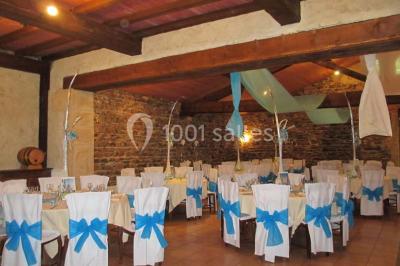 Décoration florale composée de roses, pivoines et feuillage, accrochée à une structure blanche en extérieur.