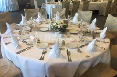 Structure de jeux en plein air avec toboggan et modules d'escalade, installée sur un sol sablonneux près d'une clôture.