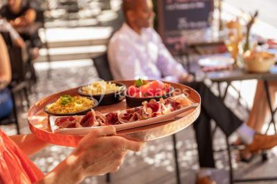Miniature Location salle Bélesta (Pyrénées-Orientales) - Domaine Riberach #17 Bain à remous éclairé en bleu, entouré de pierres sombres, avec un panier de pétales rouges au premier plan.