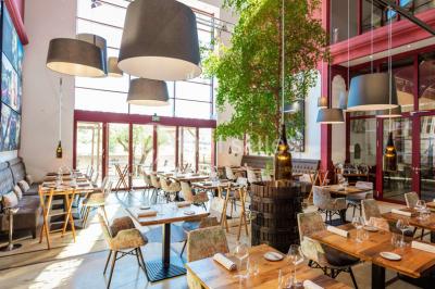 Miniature Location salle Bélesta (Pyrénées-Orientales) - Domaine Riberach #16 Bain à remous éclairé en bleu, entouré de pierres sombres, avec un panier de pétales rouges au premier plan.