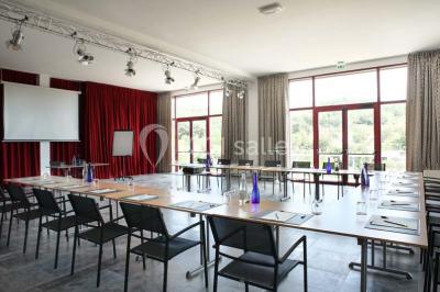 Miniature Location salle Bélesta (Pyrénées-Orientales) - Domaine Riberach #5 Bain à remous éclairé en bleu, entouré de pierres sombres, avec un panier de pétales rouges au premier plan.