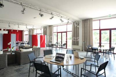 Miniature Location salle Bélesta (Pyrénées-Orientales) - Domaine Riberach #7 Bain à remous éclairé en bleu, entouré de pierres sombres, avec un panier de pétales rouges au premier plan.